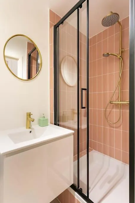 Pink Fairytale-Like Apartment Antverpy Belgie